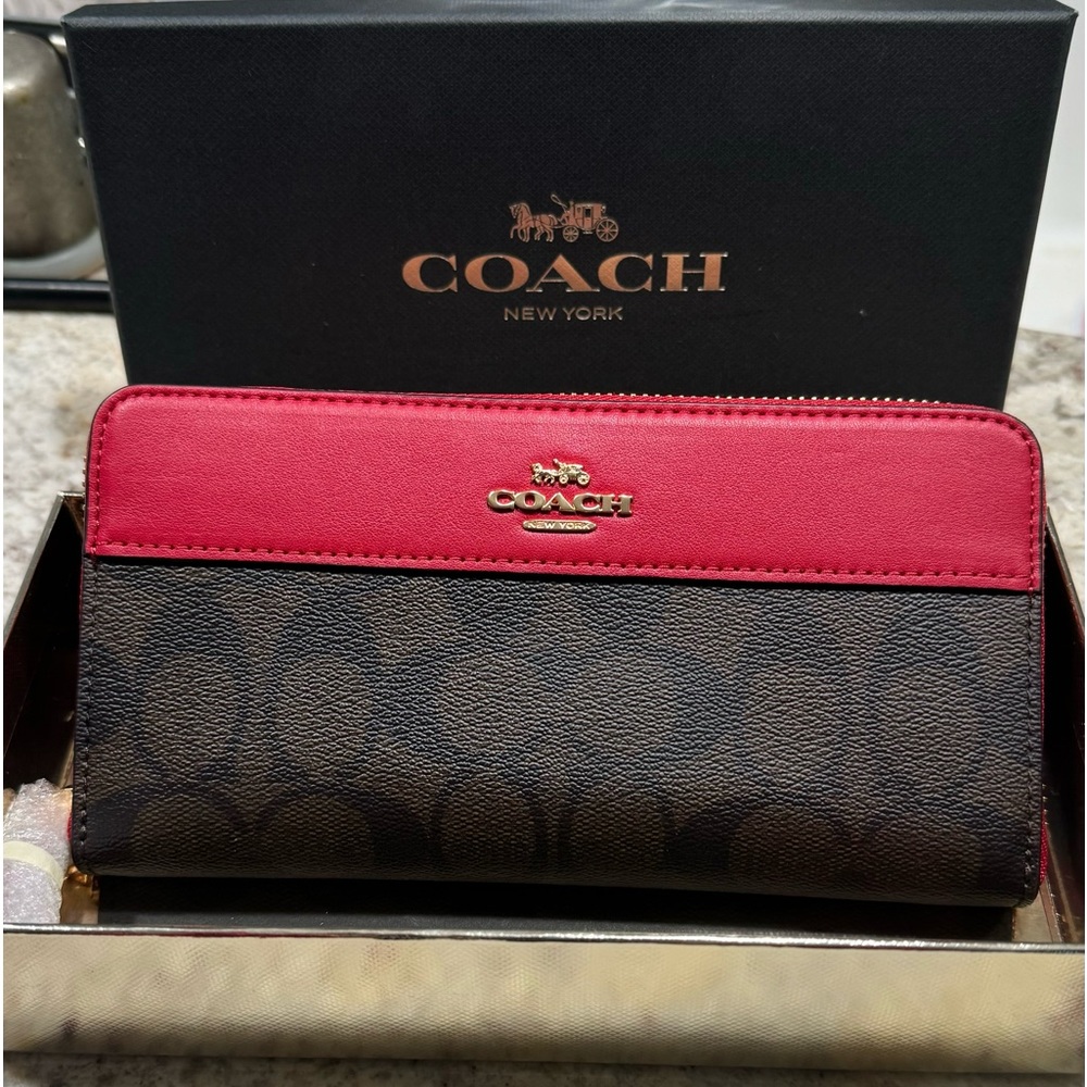***VALENTINE’S DAY GIFT SPECIAL*** NWT Coach Wallet